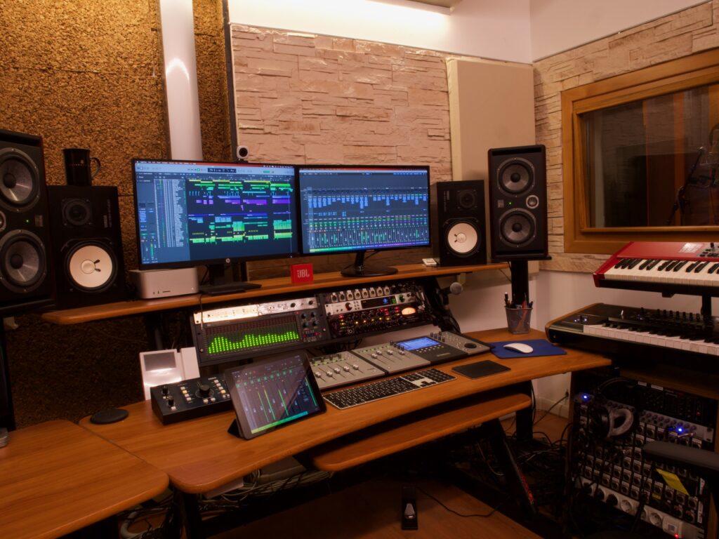 Sala regia del Bistudio, Mac, 2 monitors, outboard, tastiere, casse, iPad pre amplificatore