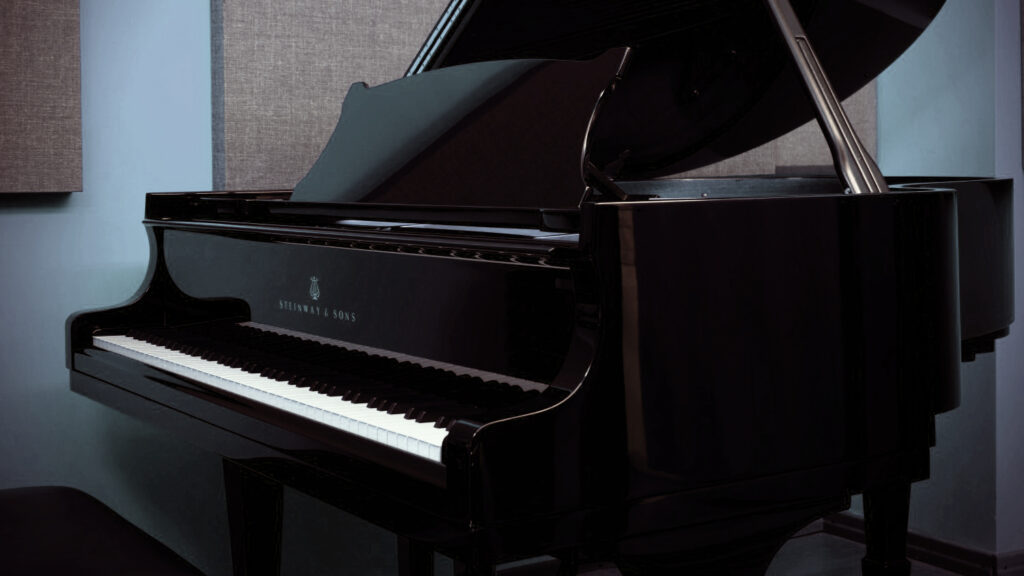 pianoforte acustico mezzacoda steinway in una stanza dedicata