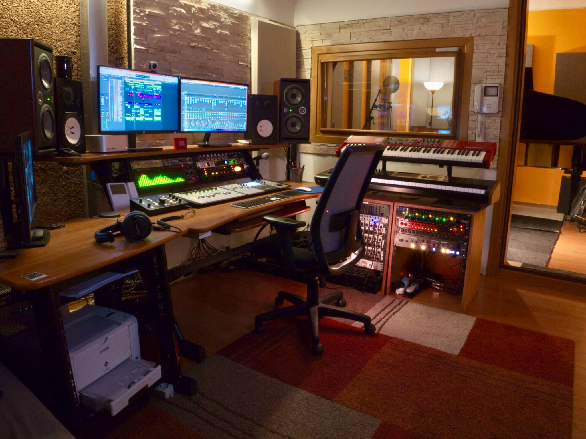 sala regia di uno studio di registrazione, tastiere, Kronos, org, controller SSL, Mac, Millennia, preamplificatore, casse studio, focal, analizzatore di spettro, pianoforte Steinway